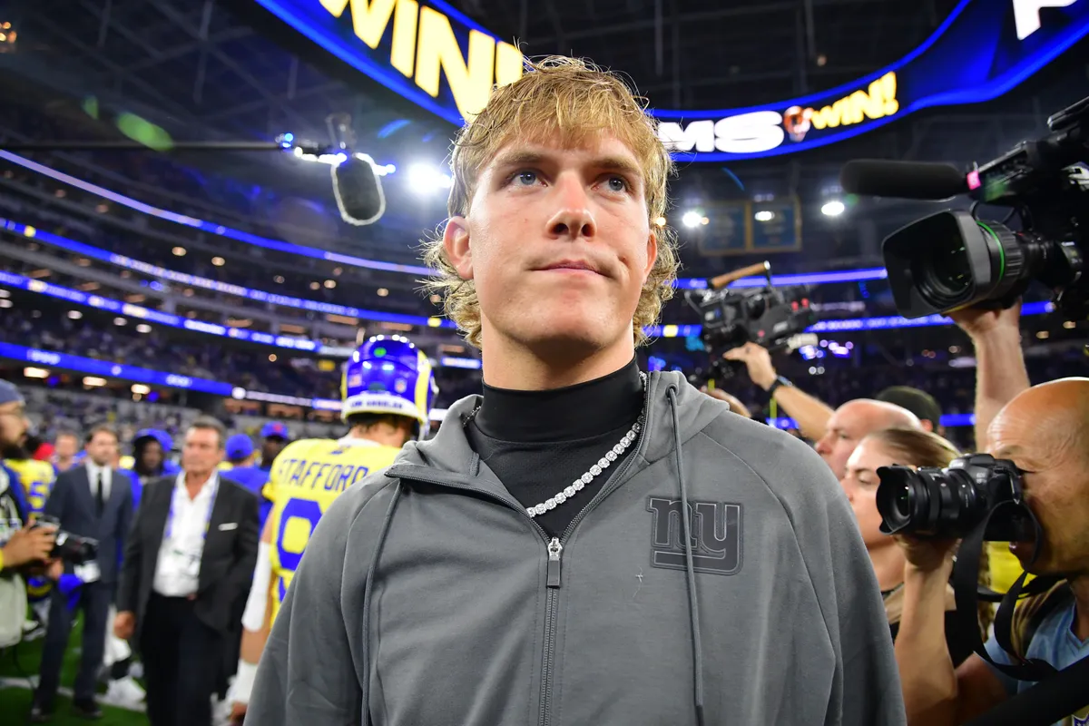 21 de septiembre de 2026; Inglewood, California, Estados Unidos; El mariscal de campo de los New York Giants Jaxon Dart (6) después de una pérdida ante los Rams de los Ángeles en el estadio Sophie. Crédito obligatorio: Gary A. Vasquez-Imagon Imagen