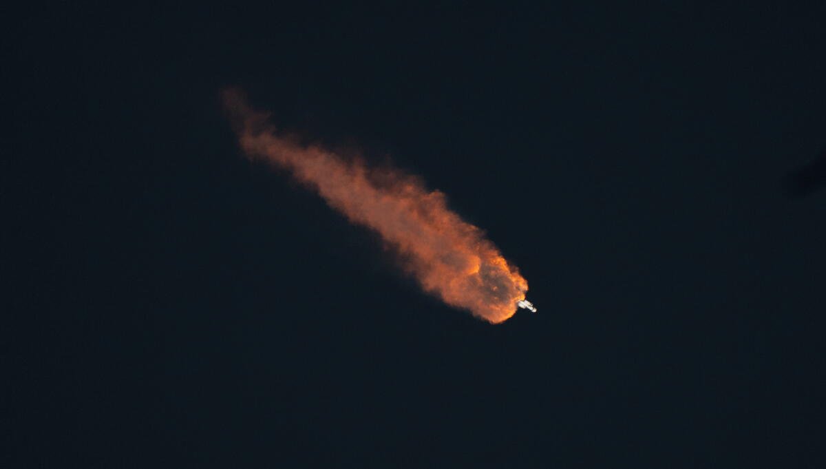 El cohete salió disparado y desapareció en el cielo oscuro.