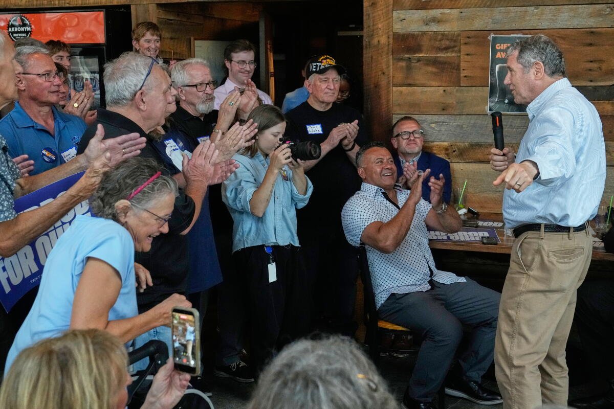 Sus partidarios aplauden al candidato demócrata al Senado de Ohio, Sherrod Brown.