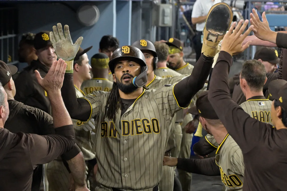 23 de septiembre de 2026; Los Ángeles, California, Estados Unidos; El jardinero derecho de los Padres de San Diego, Fernando Tatis Jr. (23), saluda en el duelo después de anotar en la quinta entrada contra los Dodgers de Los Ángeles en el Dodger Stadium. Crédito obligatorio: Jayne Kamin-Once-Imagn Images