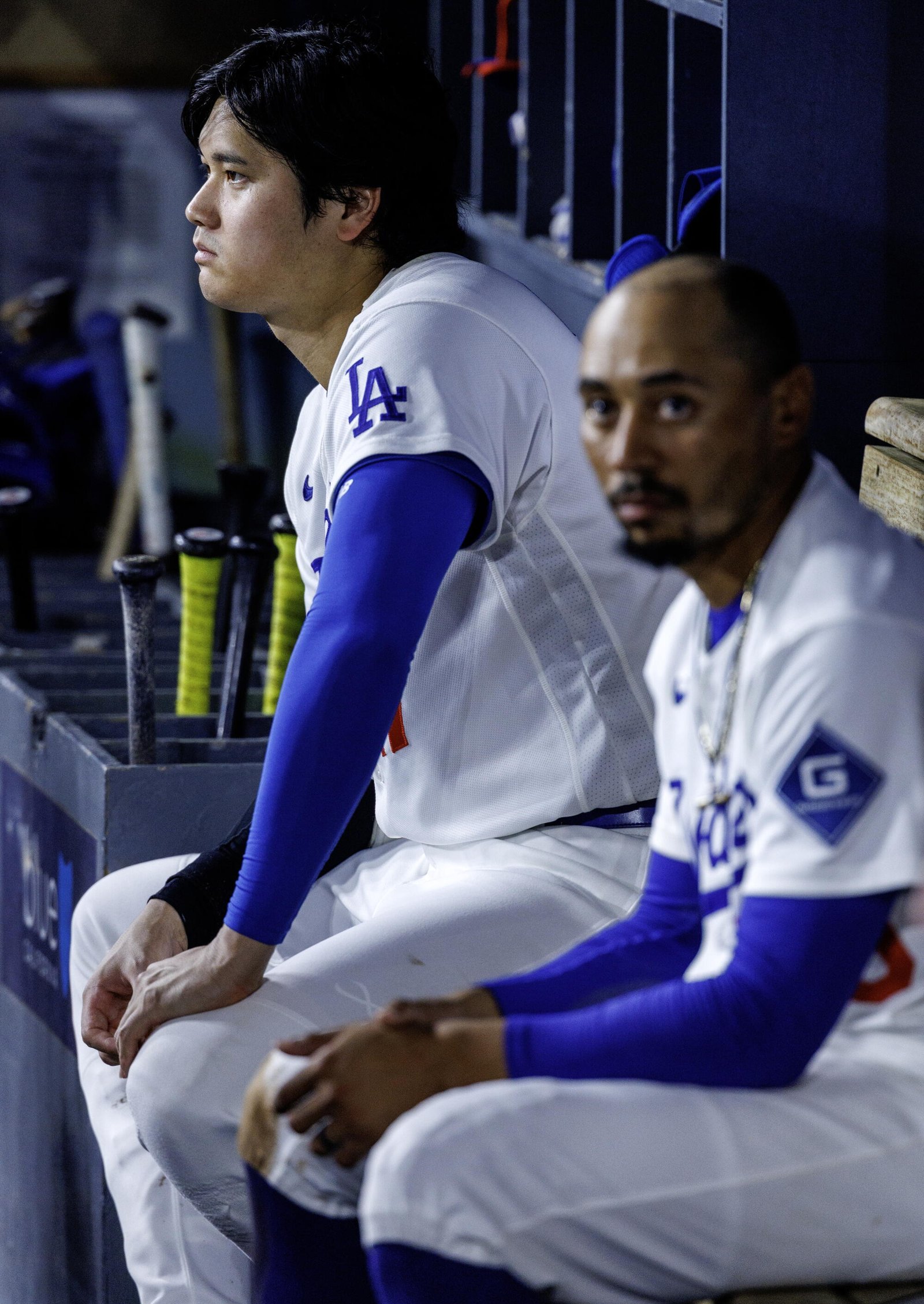 Los Dodgers Shohei Ohtani y el campocorto de los Dodgers Mookie Bates en el dugout.