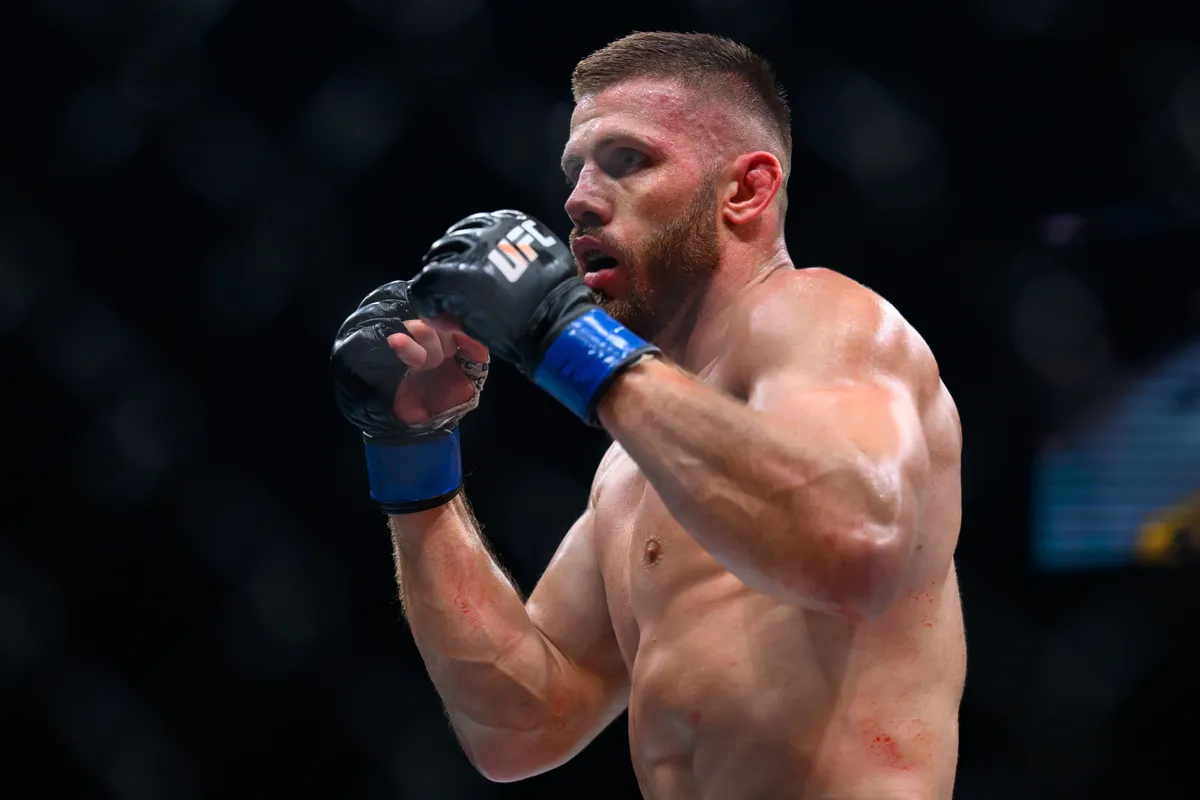 6 de septiembre de 2025; París, Francia; Robert Brycek (guantes azules) lucha contra Brad Tavares (guantes rojos) durante la Noche de lucha de UFC en Acre Arena. Crédito obligatorio: Imagen según Haljestam-Imagn