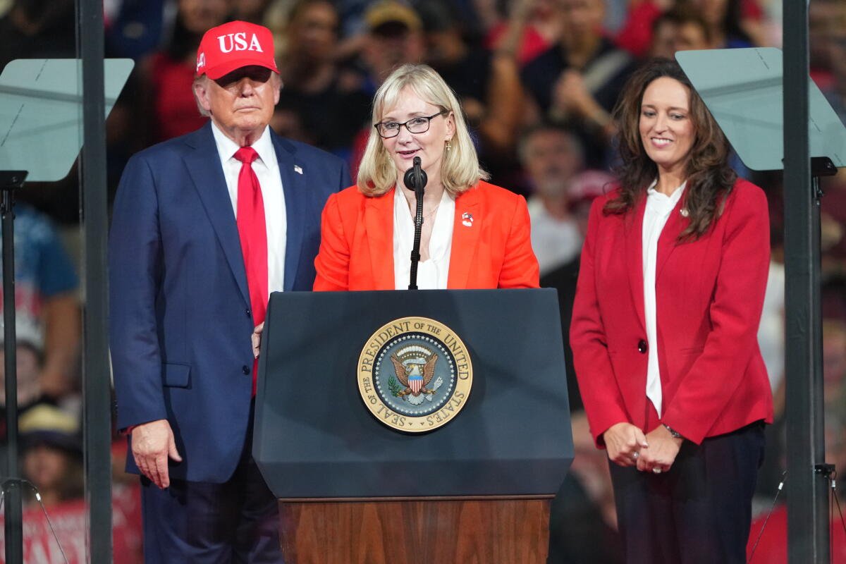 Laurie Buckhout habló mientras el presidente Trump y la representante de Carolina del Norte, Jennifer Balkcom, observaban.