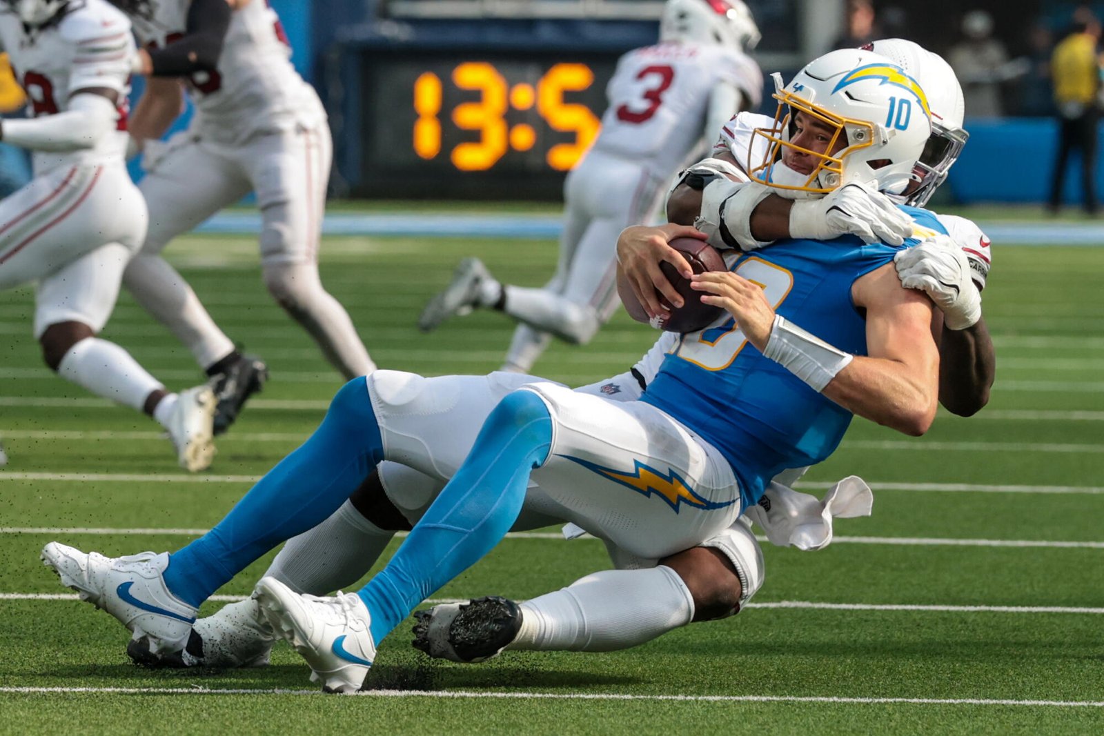 Inglewood, CA - 13 de septiembre de 2026: Mariscal de campo de Los Angeles Chargers.