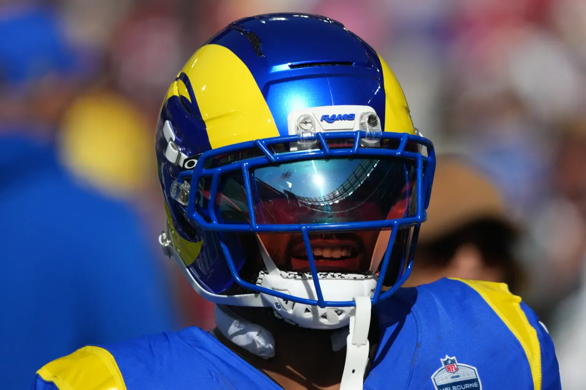 11 de septiembre de 2026; Melbourne, Victoria, Australia; El Melbourne Cricket Ground se refleja detrás de Karen Williams (23) en una visera Oakley de Los Angeles Rams durante el partido de la NFL en Melbourne de 2026. Crédito obligatorio: Kirby Lee-Imagn Images