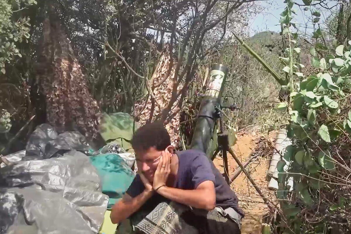 Los combatientes hutíes disparan morteros durante los enfrentamientos