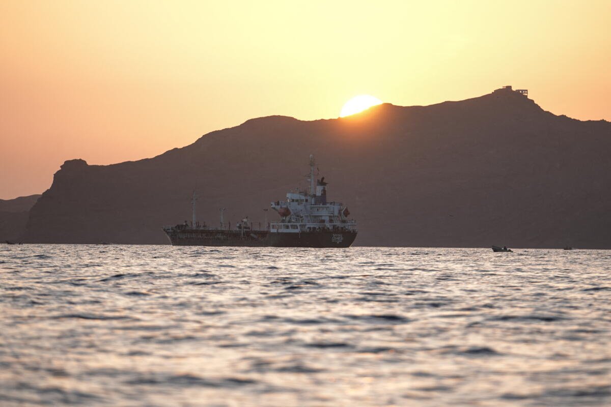 Los barcos comerciales anclan frente a la costa de Yemen en Bab el-Mandeb.