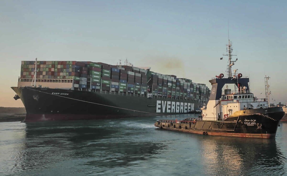 El Ever Given, un carguero con bandera de Panamá fue remolcado por uno de los remolcadores del Canal de Suez.