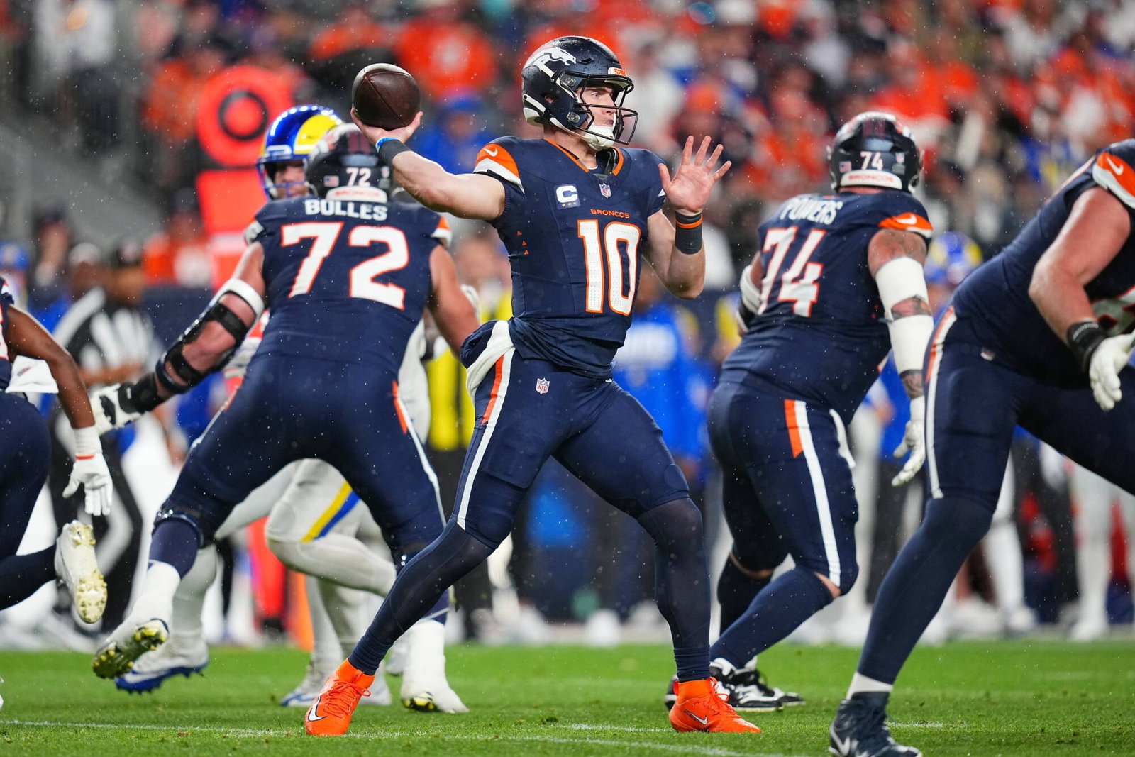 El mariscal de campo de los Denver Broncos, Bo Nix, atrapa un pase contra los Rams en la primera mitad el domingo.
