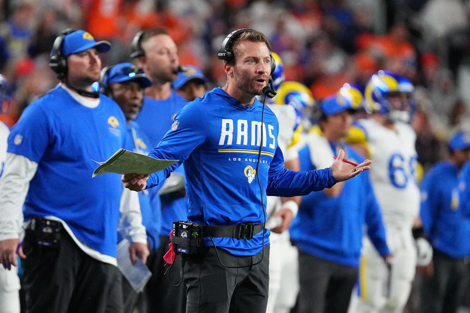 El entrenador de los Rams, Sean McVay, respondió a una llamada durante la derrota del domingo ante los Denver Broncos.