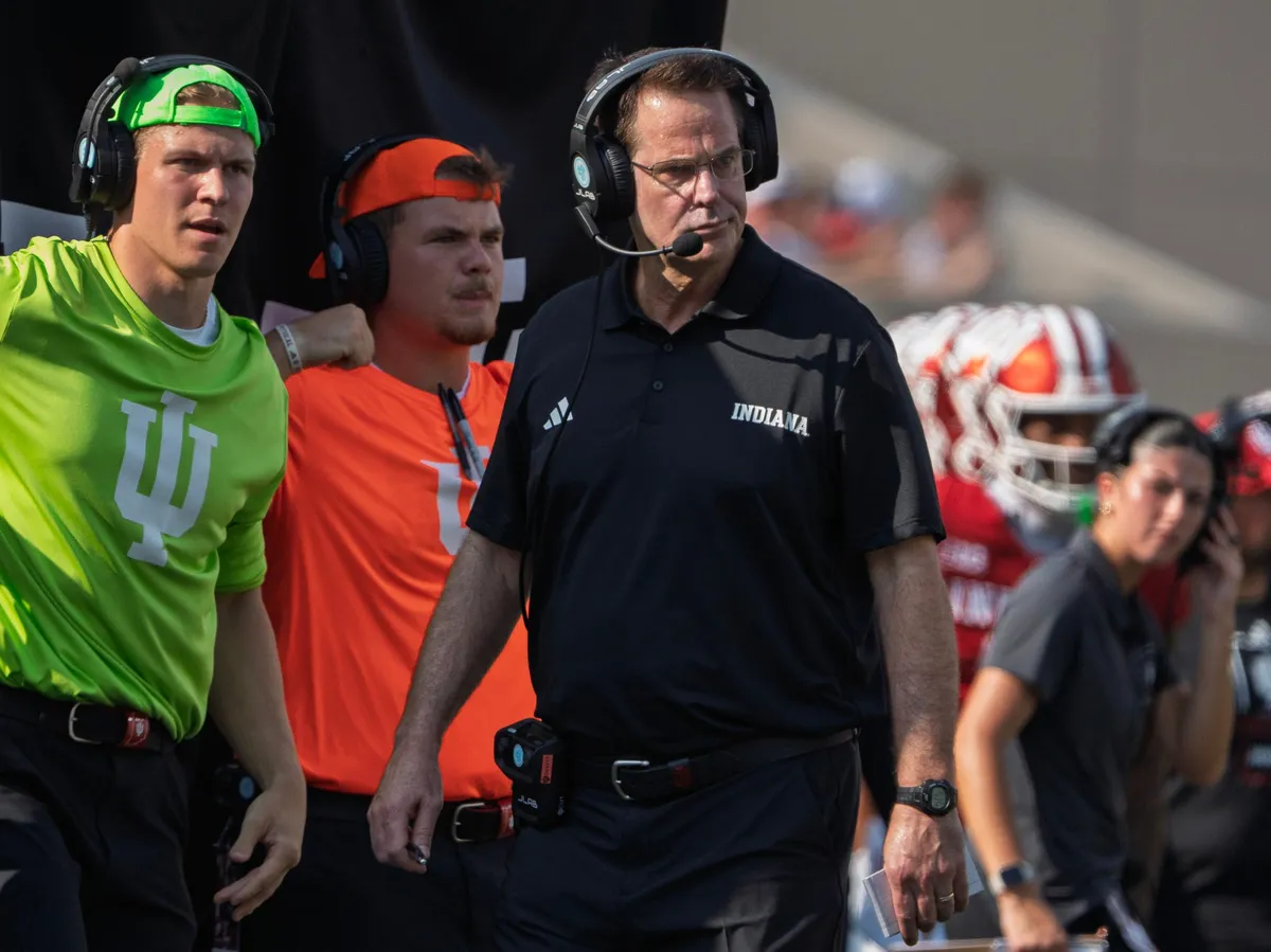 El entrenador en jefe de Indiana, Kurt Cignetti, durante el partido de fútbol americano entre Indiana y Western Kentucky en el Memorial Stadium el sábado 19 de septiembre de 2026.