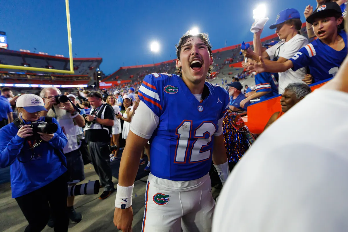 26 de septiembre de 2026; Gainesville, Florida, Estados Unidos; El mariscal de campo de los Florida Gators, Aaron Philo (12), celebra mientras entra al vestuario después de un partido contra los rebeldes de Mississippi en el estadio Ben Hill Griffin. Crédito obligatorio: Matt Pendleton-Imagn Images