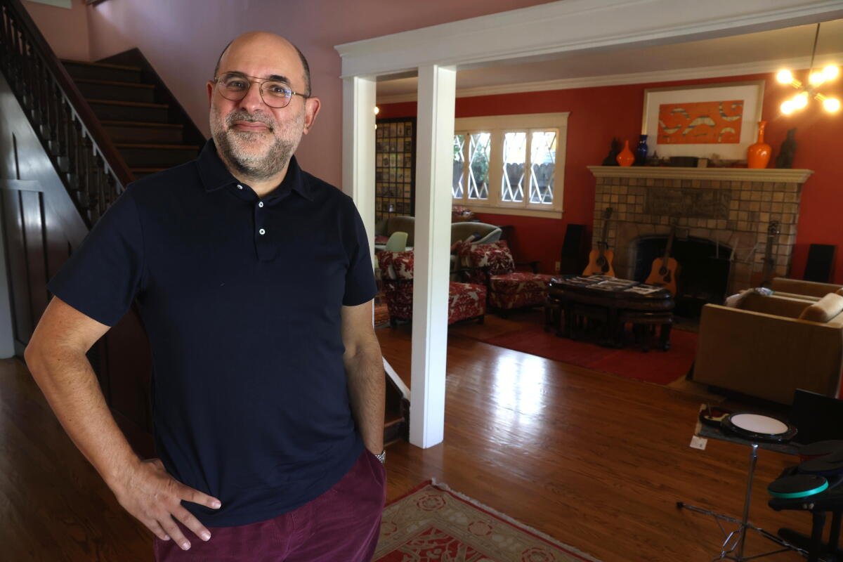 Joshua Saltman en su casa de Los Ángeles.