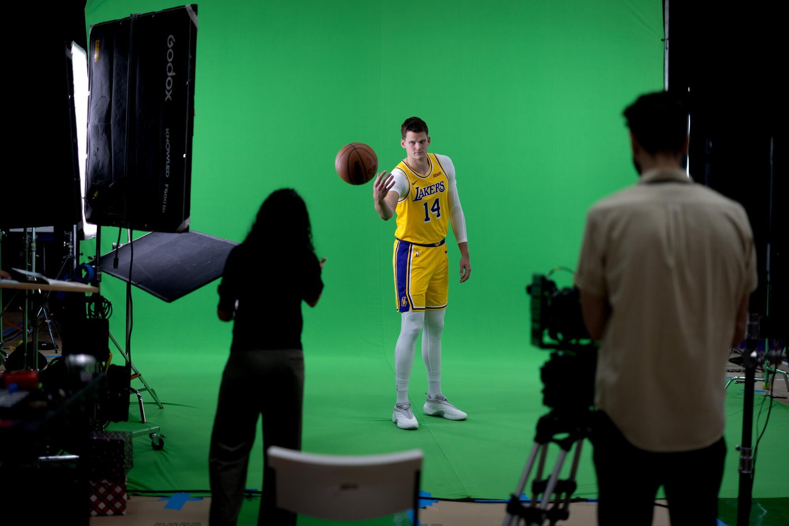 El centro de los Lakers, Walker Kesler, participó en la filmación de un video durante el día de prensa del equipo en El Segundo el lunes.