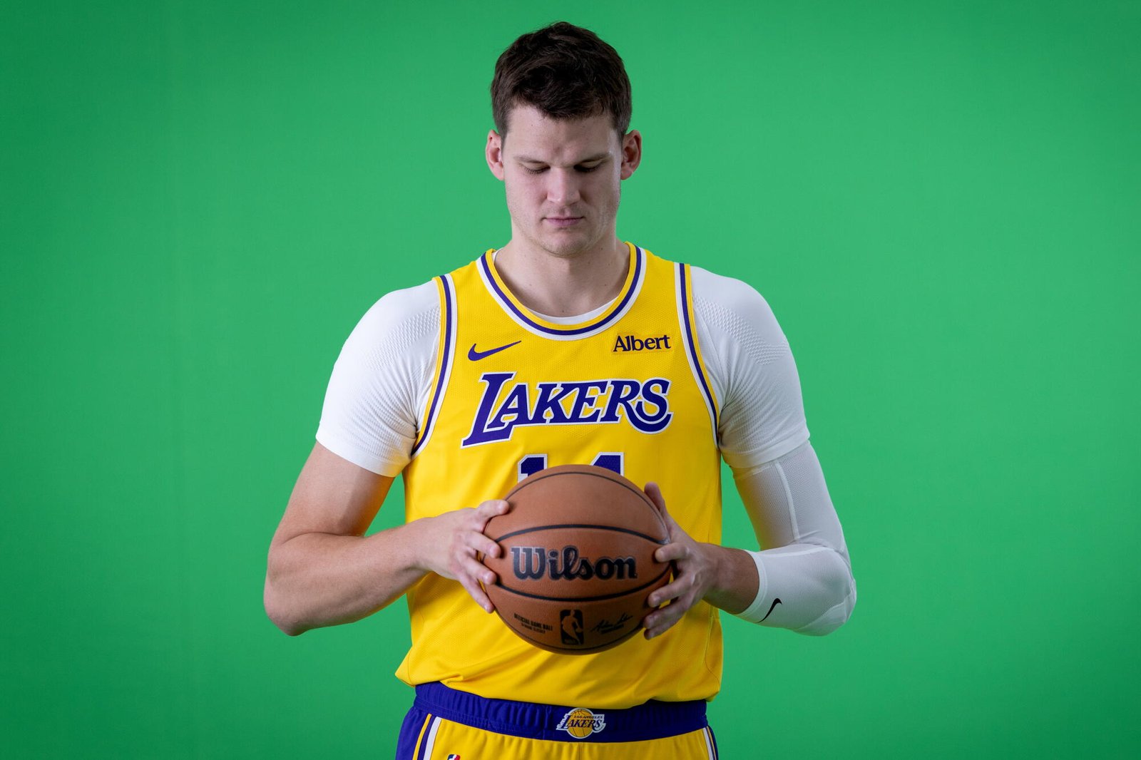 El centro de los Lakers, Walker Kessler, posa para fotografías y videos en el día de prensa del equipo en El Segundo.