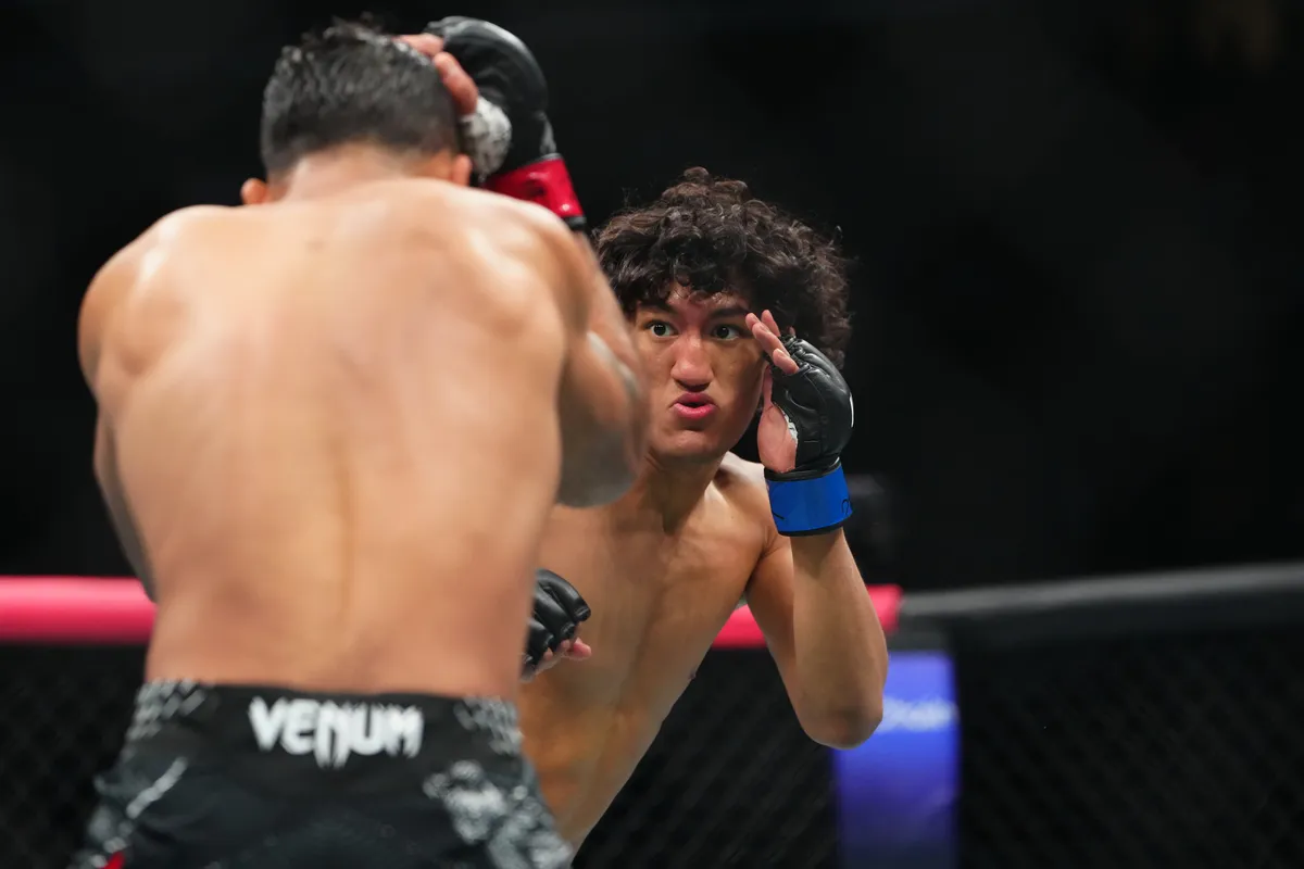 7 de marzo de 2026; Las Vegas, Nevada, Estados Unidos; Rob Font (guantes rojos) lucha contra Raúl Rosas JR (guantes azules) durante UFC 326 en T-Mobile Arena. Crédito obligatorio: Stephen R. Sylvanie-Imagn Images