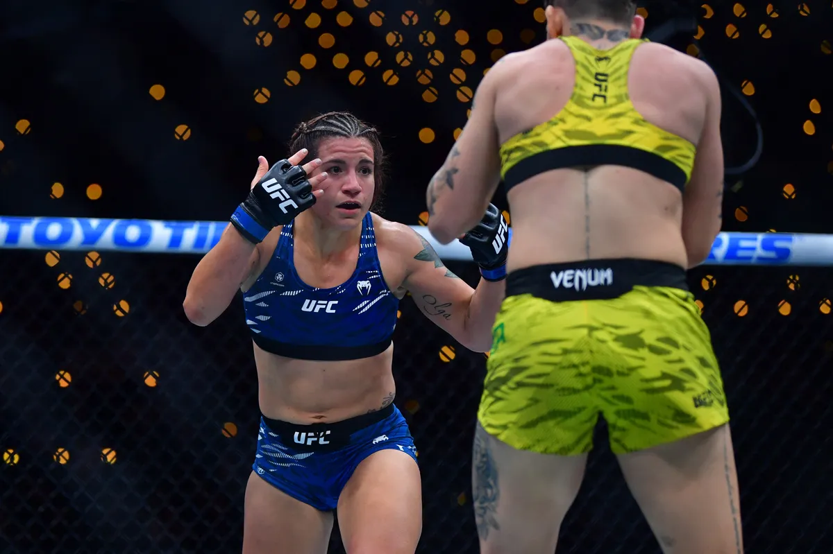 18 de enero de 2025; Inglewood, California, Estados Unidos; Karol Rosa (guantes rojos) pelea contra Eileen Pérez (guantes azules) durante UFC 311 en el Intuit Dome. Crédito obligatorio: Gary A. Vasquez-Imagon Imagen