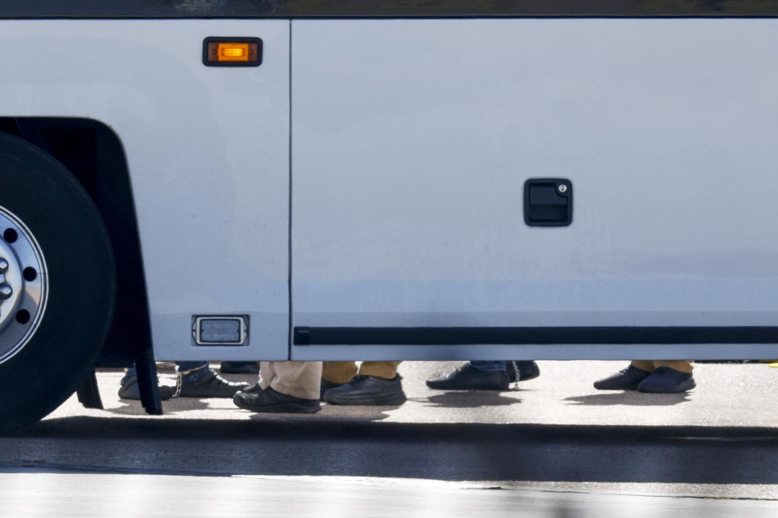 Los pies de la persona controlada estaban al otro lado del coche blanco. 