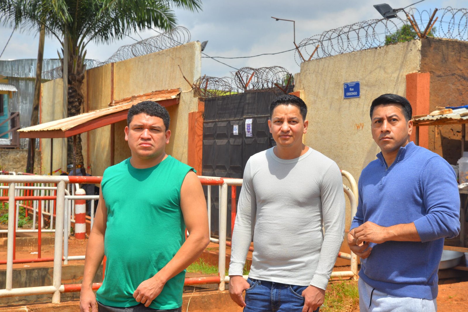 Tres hombres que parecían tener unos 30 años se encontraban en los límites de la ciudad.