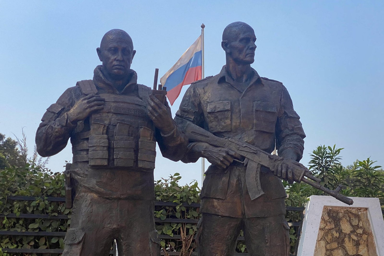 Estatua de bronce de dos hombres con uniforme militar. Una persona portaba un rifle. 