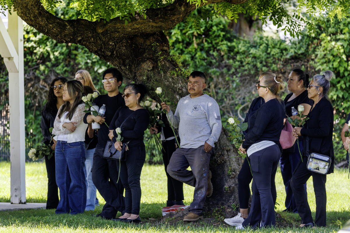 Diez personas estaban junto al árbol.