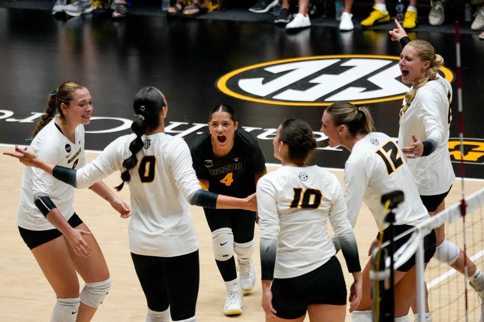 El equipo de voleibol de Mizzou celebra después de anotar un punto durante un partido contra Oregon el martes 1 de septiembre en el Harness Center de Columbia.