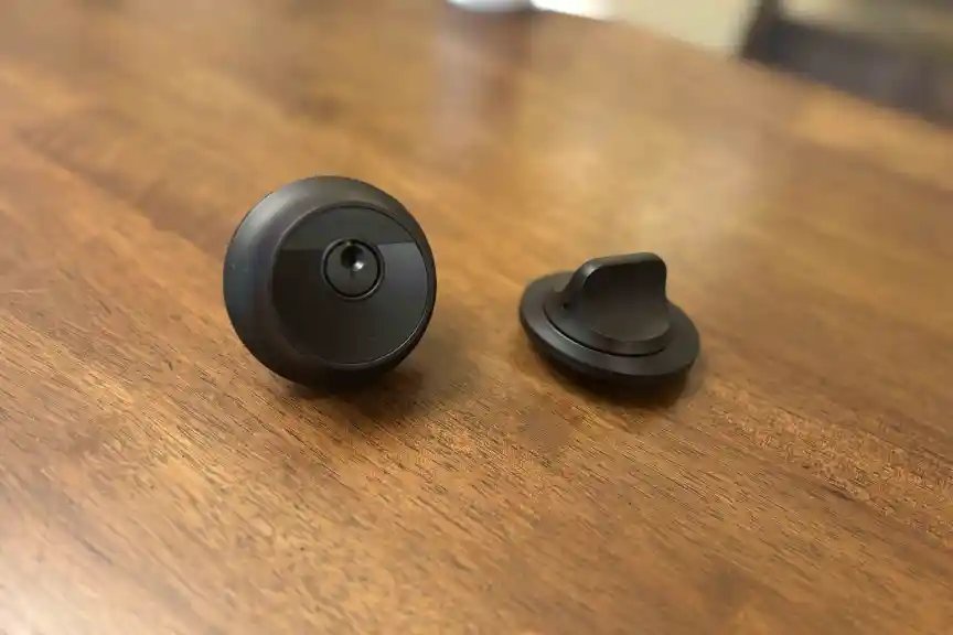 Level Lock Pro se encuentra sobre la mesa.