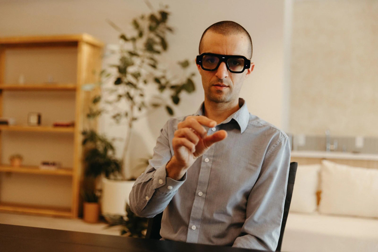 Foto de Jay Peters de The Verge con gafas Specs AR de Snap.