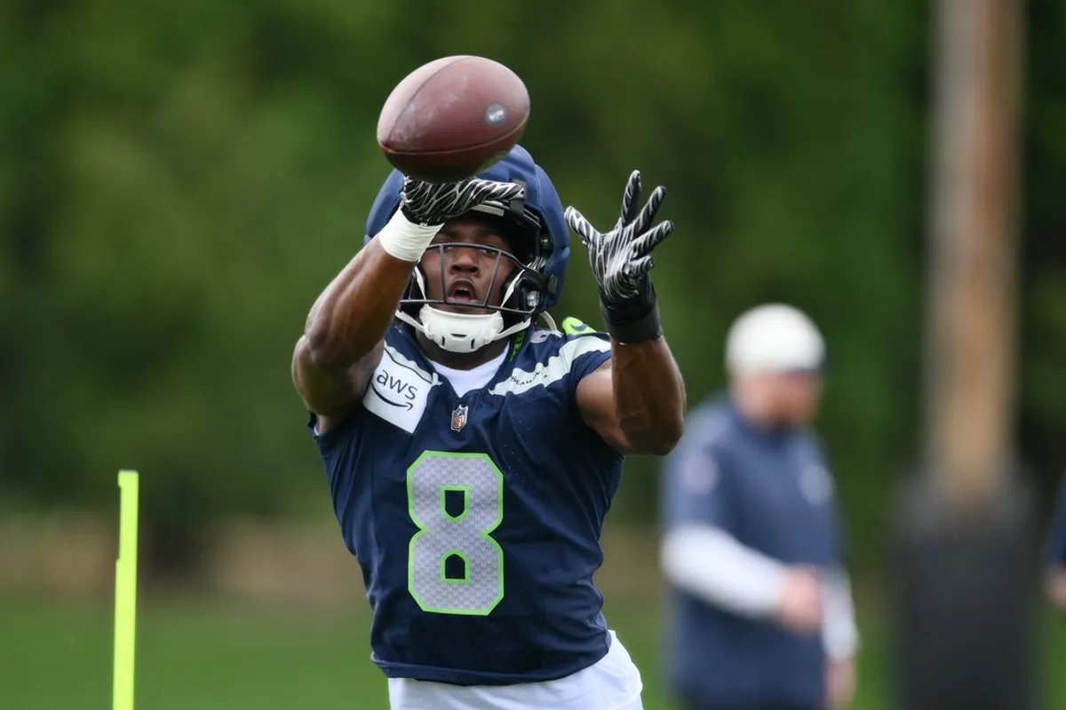 El corredor novato Zadarian Price hizo su debut en la NFL, y su primera apertura desde la escuela secundaria, el miércoles para los Seahawks. Crédito obligatorio: Imagen de Steven Bissig-Imagon