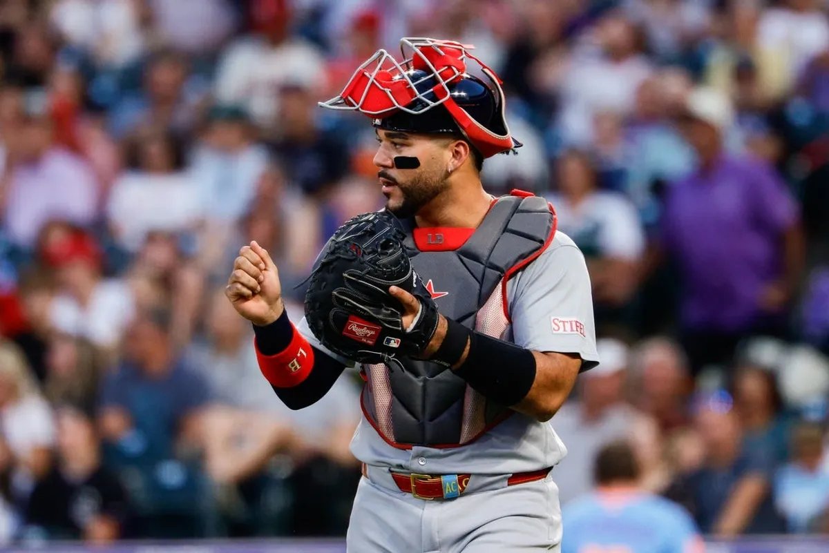 4 de septiembre de 2026; Denver, Colorado, Estados Unidos; El receptor de los Cardenales de San Luis, Leo Bernal (13), reacciona en el Coors Field en la parte baja de la segunda entrada contra los Rockies de Colorado. Crédito obligatorio: Isaías J. Downing-Imagn Images