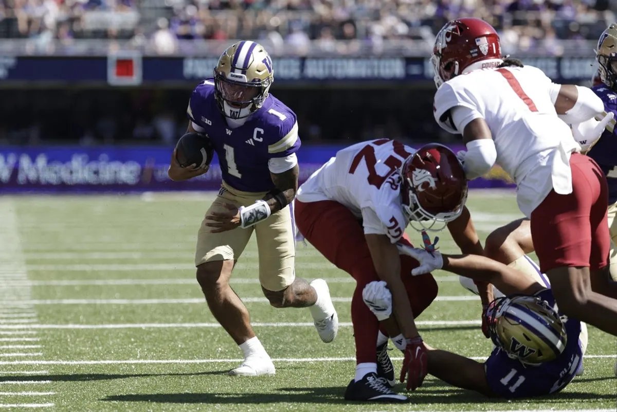 6 de septiembre de 2026; Seattle, Washington, Estados Unidos; El mariscal de campo de Washington Huskies, Daymond Williams Jr. (1), corre el balón para un touchdown contra los Washington State Cougars durante el segundo cuarto en el estadio Husky. Crédito obligatorio: Imagen de Joe Nicholson-Imagon