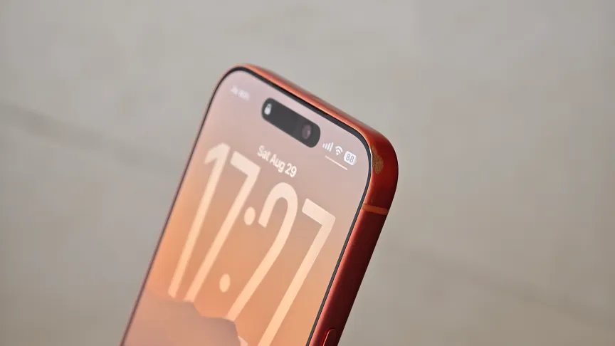 El iPhone tiene algo de desgaste en las esquinas.