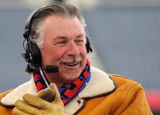 Barry Melrose, analista de hockey de ESPN desde hace mucho tiempo, muere a los 70 años