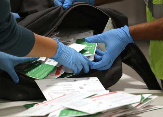 California y otros estados advierten al Tribunal Supremo sobre el "caos" si las reglas de votación por correo del USPS siguen vigentes