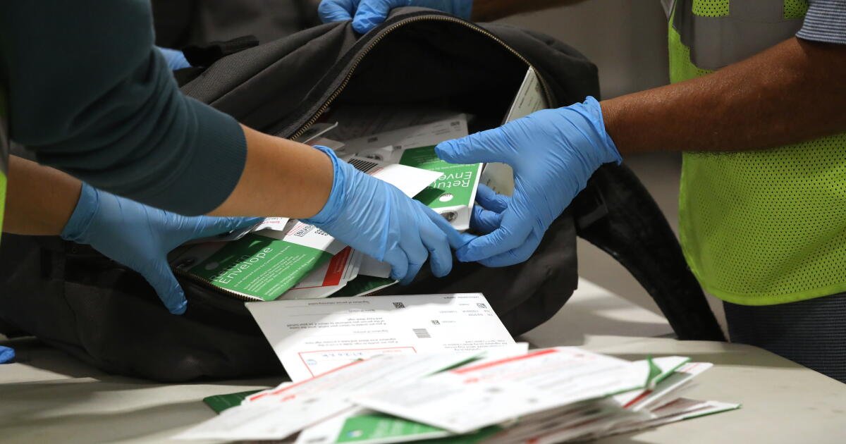 California y otros estados advierten al Tribunal Supremo sobre el "caos" si las reglas de votación por correo del USPS siguen vigentes