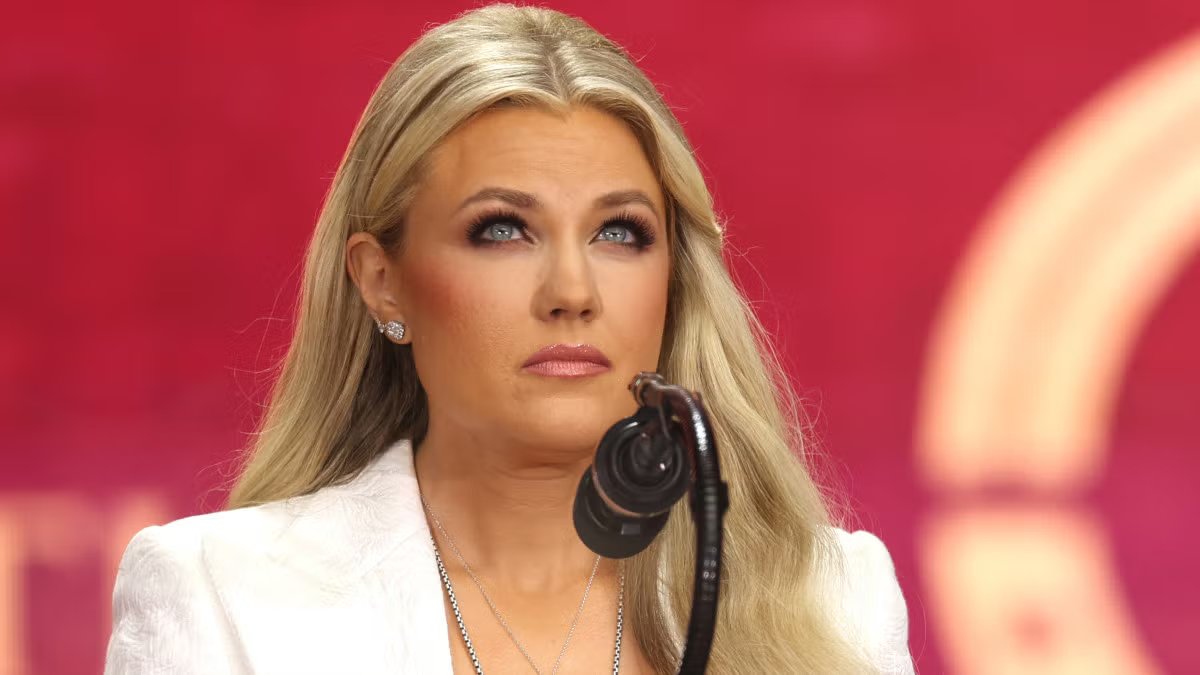 Erica Kirk participa en un homenaje a su difunto marido, Charlie Kirk, un año después