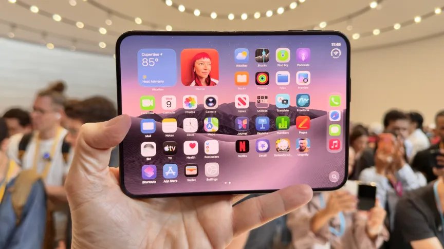 Una mano sosteniendo un iPhone Duo con la pantalla abierta