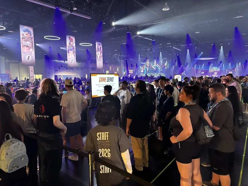 Los asistentes a la BlizzCon hacen fila para ver la demostración del juego Overwatch