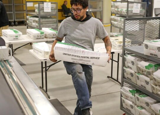 Juez vuelve a bloquear el plan de voto por correo del USPS