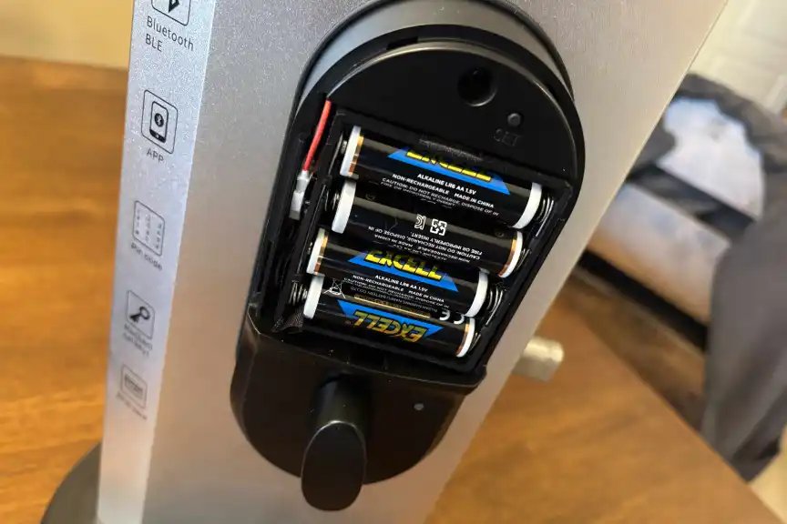 Cerradura Lyro, la caja de la batería se abre sobre la mesa.