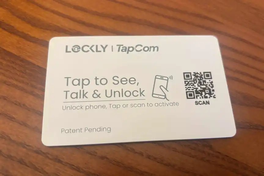 Tablero de tarjetas Lockly TapCom sobre mesa de madera.