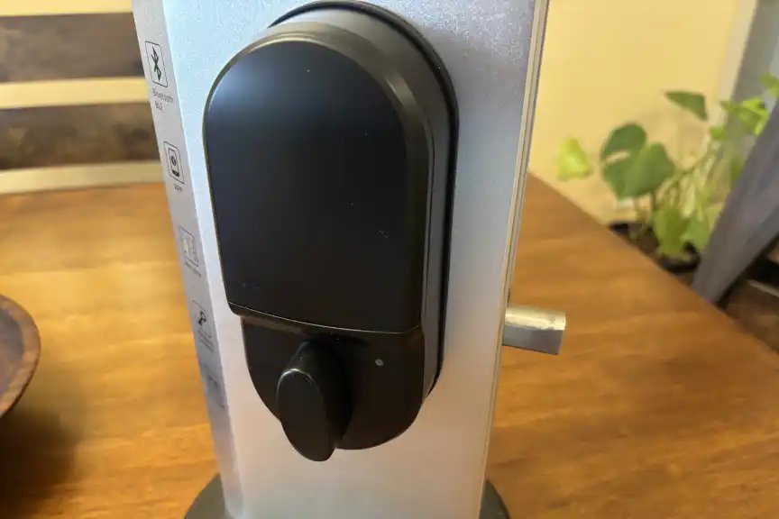 La cerradura Lockly Lyro se muestra dentro de la caja.