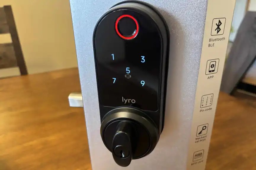 La cerradura Lockly Lyro muestra una falla de entrada en el kit de escritorio.