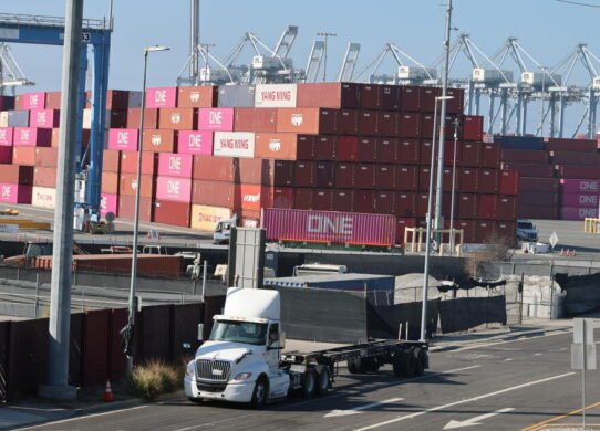 Los precios récord del diésel afectaron a la economía de California, desde los camiones hasta los cultivos.