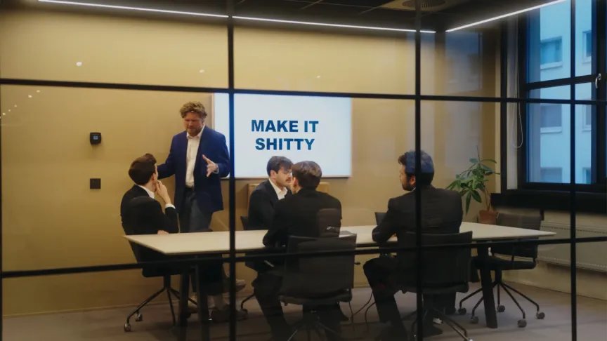 En una escena del vídeo de YouTube, Enshitificator enseña a los empleados cómo empeorar el producto.
