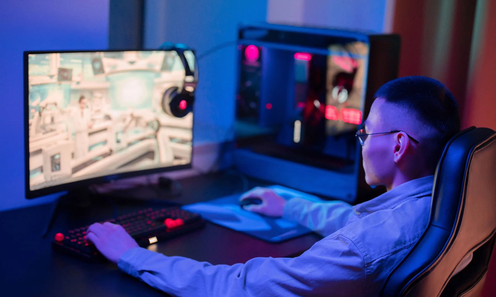 Hombre jugando juegos en la computadora PC