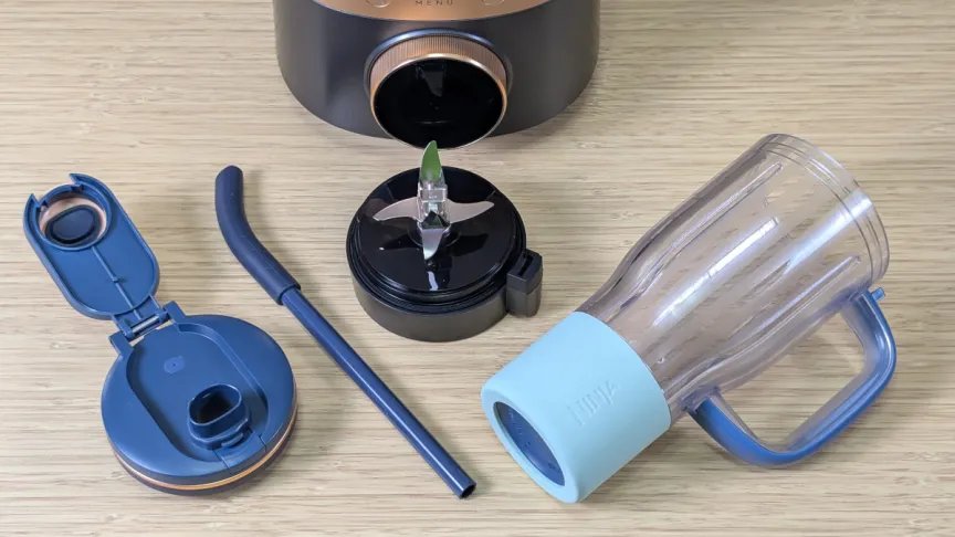 Ninja-CrushBoss-Smoothie Cup-Montado en mesa con accesorios y licuadora