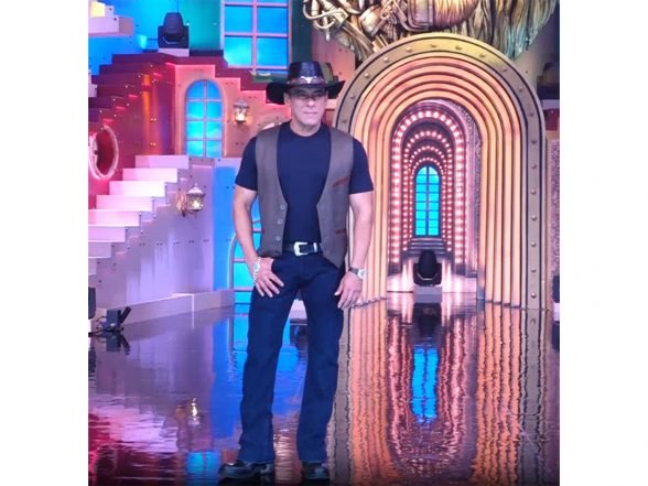 Noticias de entretenimiento | Salman Khan posa en los sets de Bigg Boss antes del estreno y pierde la calma durante el rodaje