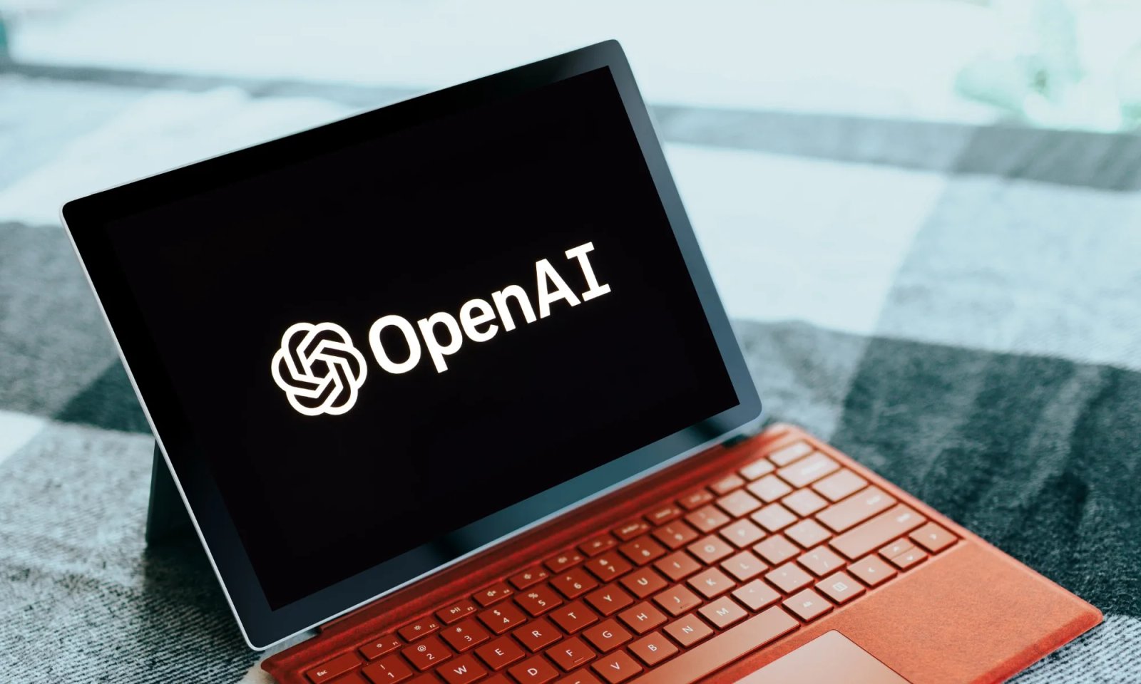 Logotipo de OpenAI en Microsoft Surface