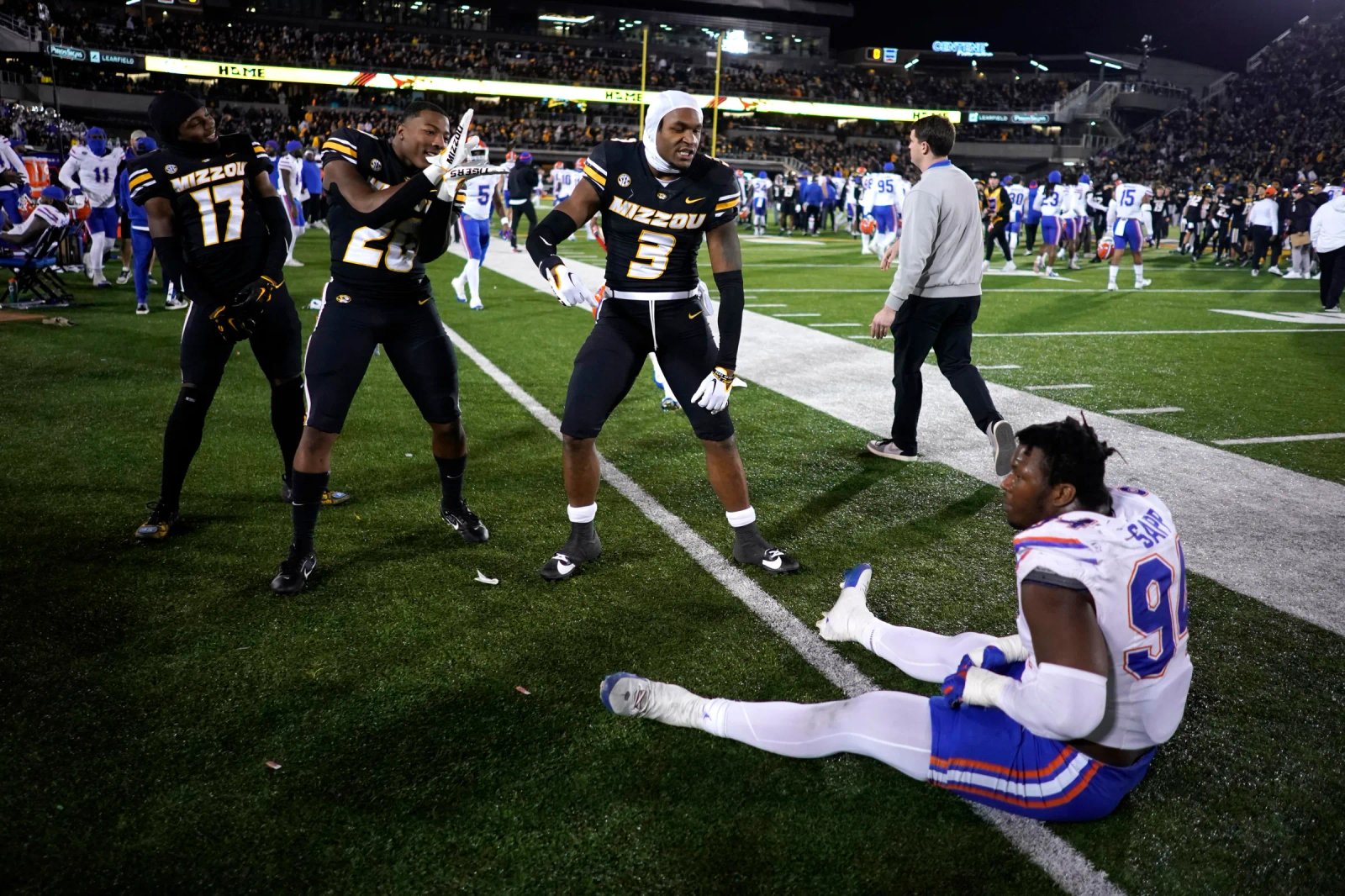 COLUMBIA, MISSOURI – 18 DE NOVIEMBRE: El receptor abierto de los Missouri Tigers, Luther Burden III # 3, celebra su victoria 33-31 mientras el liniero defensivo de los Florida Gators, Tyreak Sapp # 94, se sienta en el suelo en Faurot Field/Memorial Stadium el 23 de noviembre de 2023 en Missouri, Missouri. (Foto: Ed Jurga/Getty Images)